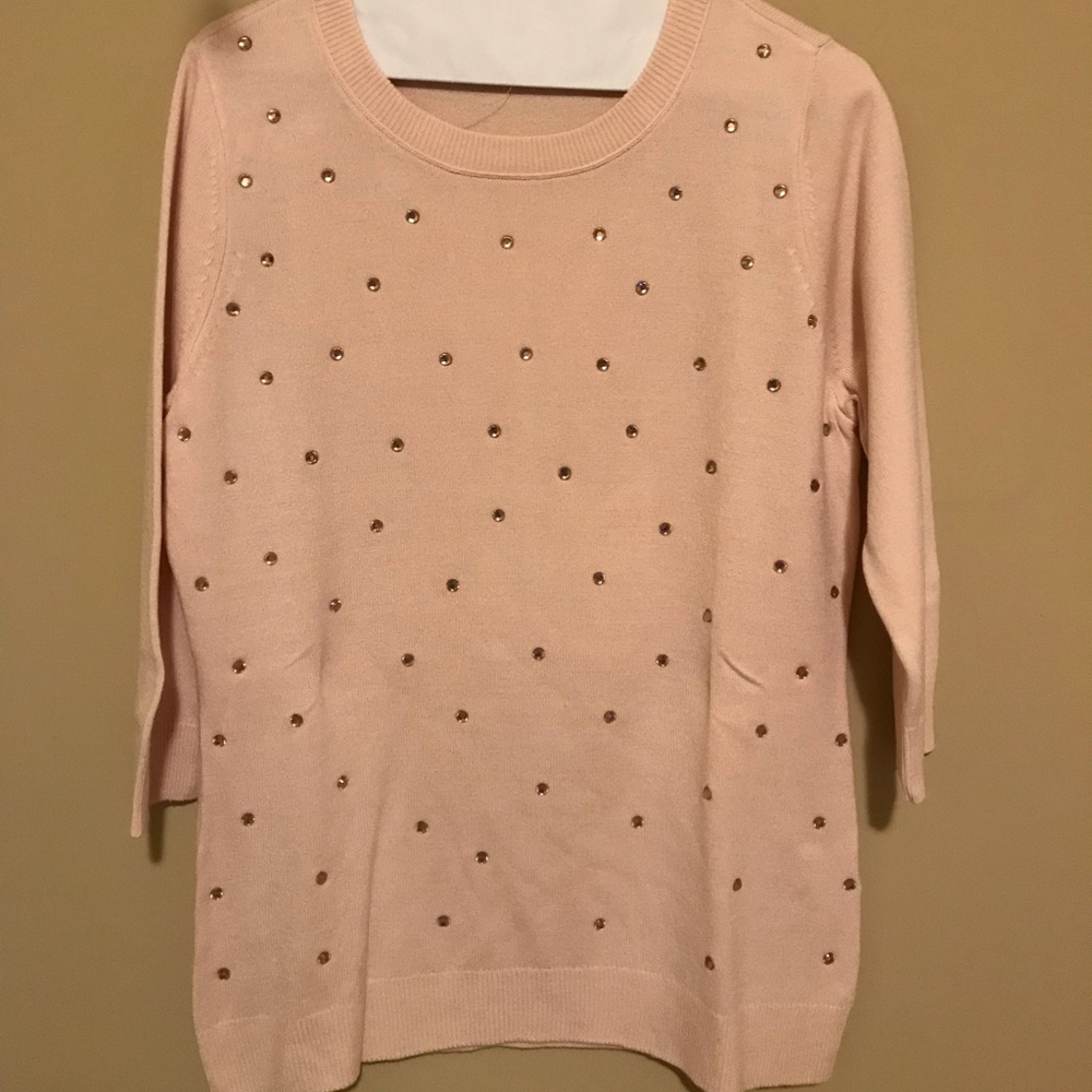 NWOT—Light sweater with jewel